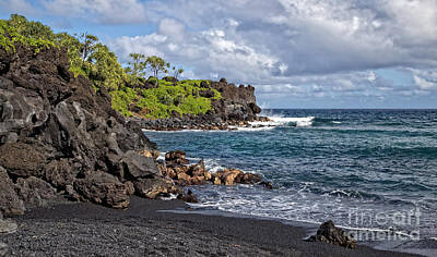 https://render.fineartamerica.com/images/rendered/search/print/8/5/break/images-medium-5/waianapanapa-state-parks-black-sand-beach-maui-hawaii-edward-fielding.jpg