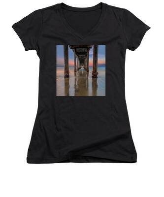 Scripps Pier Women's V-Neck T-Shirts