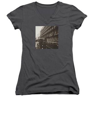 Vintage Bus Women's V-Neck T-Shirts