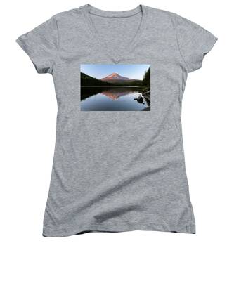 Cascade Mountain Range Women's V-Neck T-Shirts