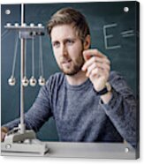 Physik Lehrer Mit Kugelstoßpendel Acrylic Print