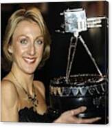 Paula Radcliffe Poses With The Bbc Sports Personality Of The Year Award Canvas Print
