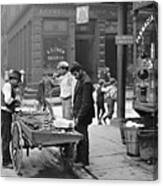 New York Clam Seller In Mulberry Bend 1900 Canvas Print