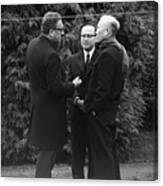 Kissinger And Le Duc Tho Talk Canvas Print