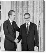Nixon Shakes Hands With Kissinger Canvas Print
