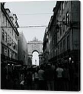Street Lisbon, Portugal, The Triumphal Arch Straight Ahead And Framing The Prace Do Comericio Canvas Print