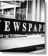 Chicago Newspapers Stand Sign In Black And White Metal Print