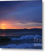 Last Ray Of Sunlight At Pt Mugu With Wave Metal Print