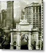 1919 Flatiron Building With The Victory Arch Metal Print