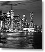 Manhattan Skyline At Dusk From Broklyn Bridge Park In Black And Metal Print