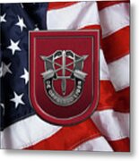 U. S.  Army 7th Special Forces Group - 7 S F G  Beret Flash Over American Flag Metal Print