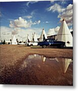 Classic Cars Parked By Wigwams In Motel Metal Print