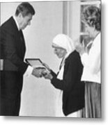 Mother Teresa Receives Medal Of Freedom Metal Print