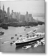 Ss United States Arrives In Manhattan Metal Print