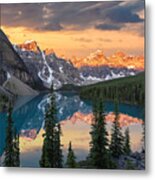 Sunrise At The Moraine Lake In Banff Metal Print