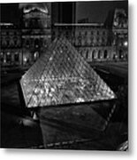 Wedding Photos In The Louvre Museum Courtyard Paris France Black And White Metal Print