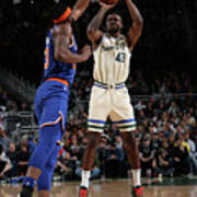 New York Knicks V Milwaukee Bucks Poster