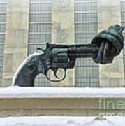 Knotted Gun Sculpture At The United Nations Art Print