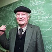 Dr. Linus Pauling At The Chalk Board Art Print