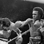 Sugar Ray Leonard Hits Roberto Duran Art Print