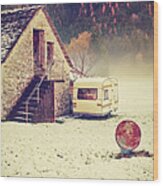 Caravan In The Snow With House And Wood Wood Print