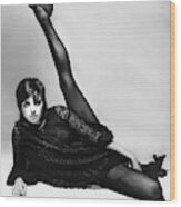 Liza Minnelli With Her Leg Raised Wood Print