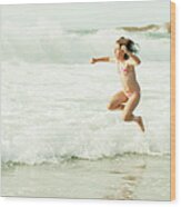 ¡salta Girl Jump In The Beach Wood Print