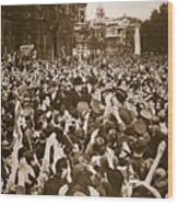Churchill Mobbed In Whitehall On Ve Day Wood Print