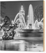 Kansas City J.c. Nichols Fountain And Plaza - Black And White Wood Print