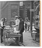 New York Clam Seller In Mulberry Bend 1900 Wood Print