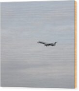 Embraer 145 Landing At Laguardia Airport Wood Print