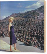Marilyn Monroe Posing On Stage In Front Wood Print