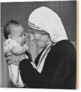 Mother Teresa With A Baby Wood Print