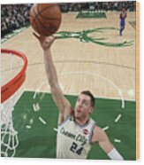 New York Knicks V Milwaukee Bucks Wood Print