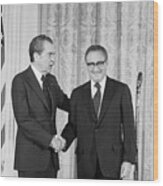 Nixon Shakes Hands With Kissinger Wood Print