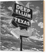 Dallas Texas Deep Ellum Neon Arrow Sign In Bw Monochrome Wood Print