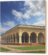 Palace With Columns In Agra Fort Wood Print