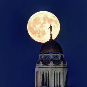 Full Moon before the Eclipse by Mark Dahmke
