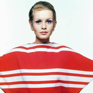 Winding up on Twiggy” [Vogue, October 15,1967] Photo by Bert Stern