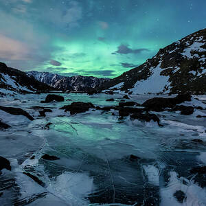Gale-Force Aurora H by Tim Newton