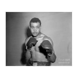 Joe Louis With Sisters In Boxing Ring Wood Print by Bettmann