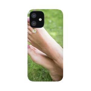 https://render.fineartamerica.com/images/rendered/square-product/small/images/rendered/default/phone-case/iphone12pro/images-medium-5/woman-on-grass-with-daisy-between-toes-ian-hootonscience-photo-library.jpg?&targetx=-47&targety=0&imagewidth=658&imageheight=988&modelwidth=564&modelheight=988&backgroundcolor=676D38&orientation=0